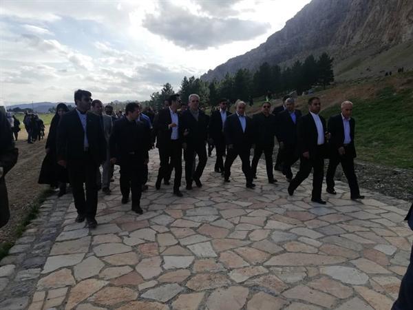 بازدید دکتر مونسان از محوطه جهانی بیستون بازدید دکتر مونسان از محوطه جهانی بیستون