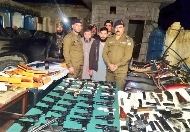 بازداشت دو تروریست و کشف محموله بزرگ سلاح در پاکستان