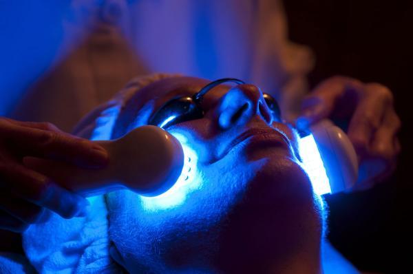 درمان آکنه با استفاده از فتوتراپی با نور آبی